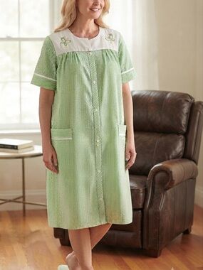 VTG Anthony Richards Light Green Embroidered Yoke Button-Front House Coat Robe